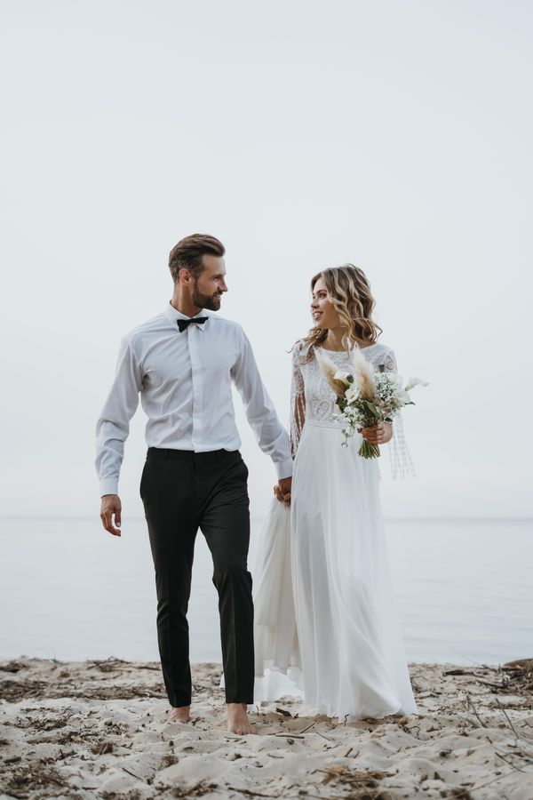 bride-groom-having-beach-wedding_result